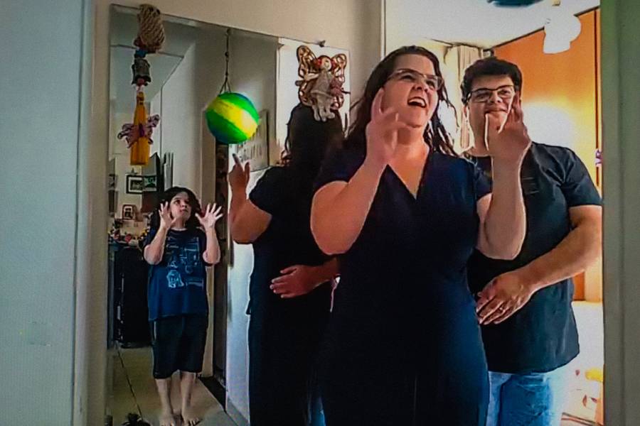 Fotografia Online de Heitor, Iza e Felipe (e Lóris) em quarentena