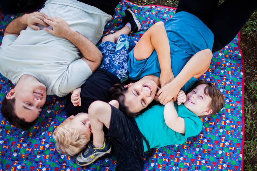 Famílias de brincando no parque | ensaio família