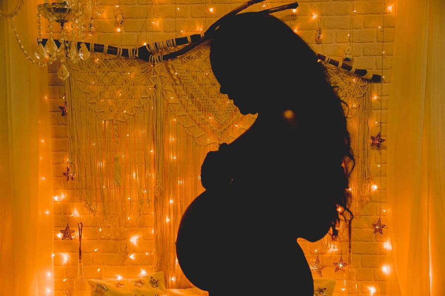 Gestante de Ensaio Gestante Studio Quarto Rustico