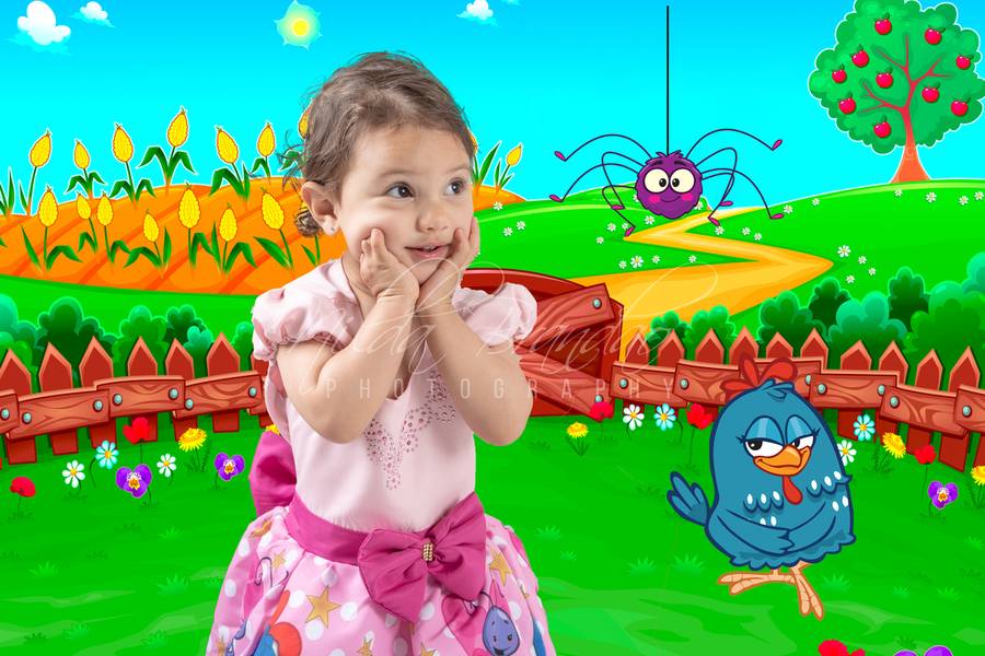 Fotografia Lúdica de Maria Eduarda e a Galinha Pintadinha