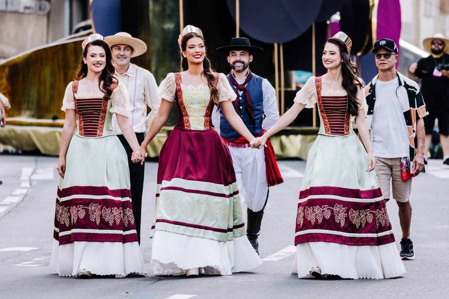 Fotojornalismo de 35ª Festa Nacional da Uva - 2º Desfile