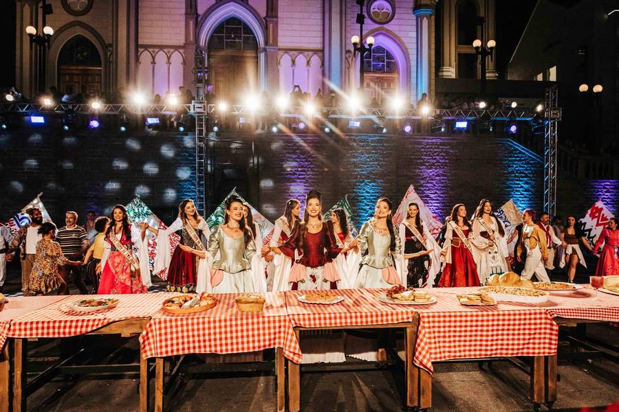 Fotojornalismo de 35ª Festa Nacional da Uva - 3º Desfile