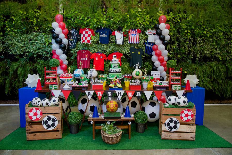 Festa Infantil de Bola na Rede com um super jogador mirim na area