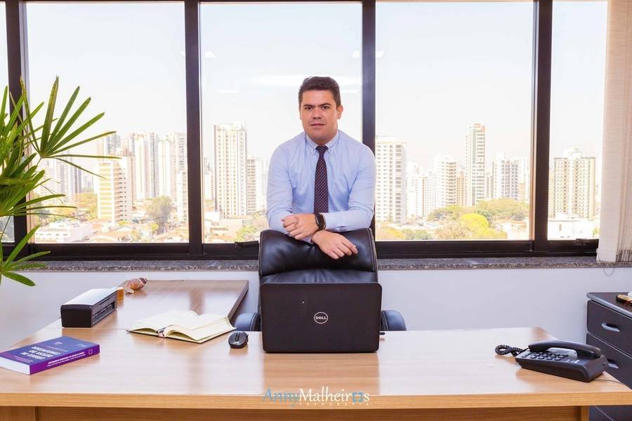 Retrato Profissional de Dr. Ricardo Martinez - Advogado