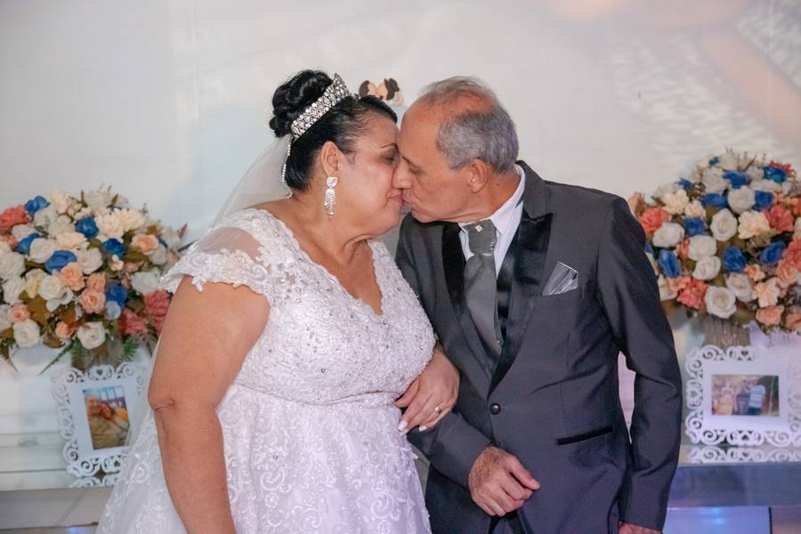 CASAMENTO de O Casamento de Lúcia e Valdomiro: O Amor que Renova