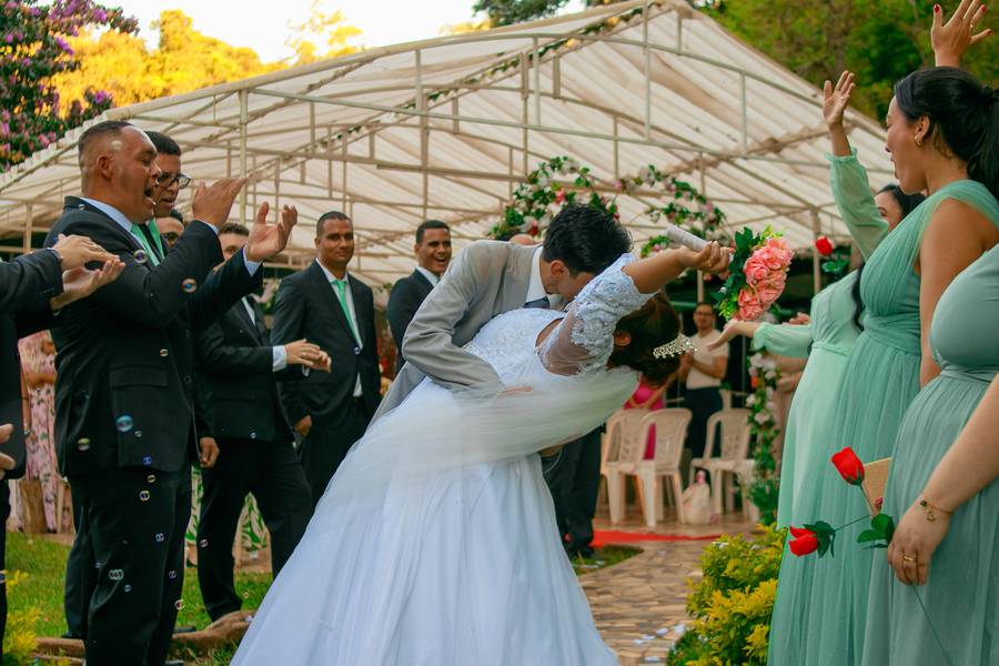 CASAMENTO de Gigi & João – Um Amor Selado em Jardim Florido