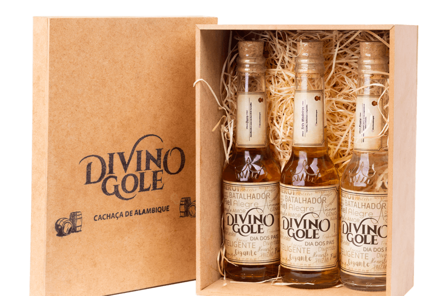 Publicitária de Cachaça Divino Gole 