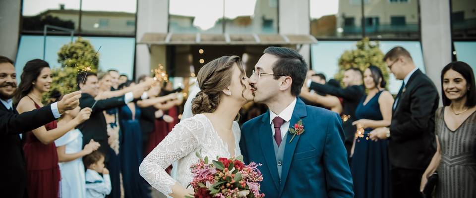 Pode beijar sua noiva: 15 fotos do momento mais especial de um casamento