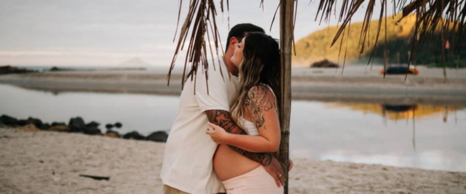 Ensaio gestante na praia em Camburi: dicas para escolher o melhor local no litoral norte de SP