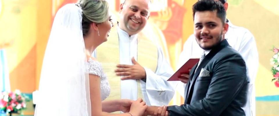 Noiva tem ataque de risos no meio do casamento!! Olha a reação do noivo e do Padre!!