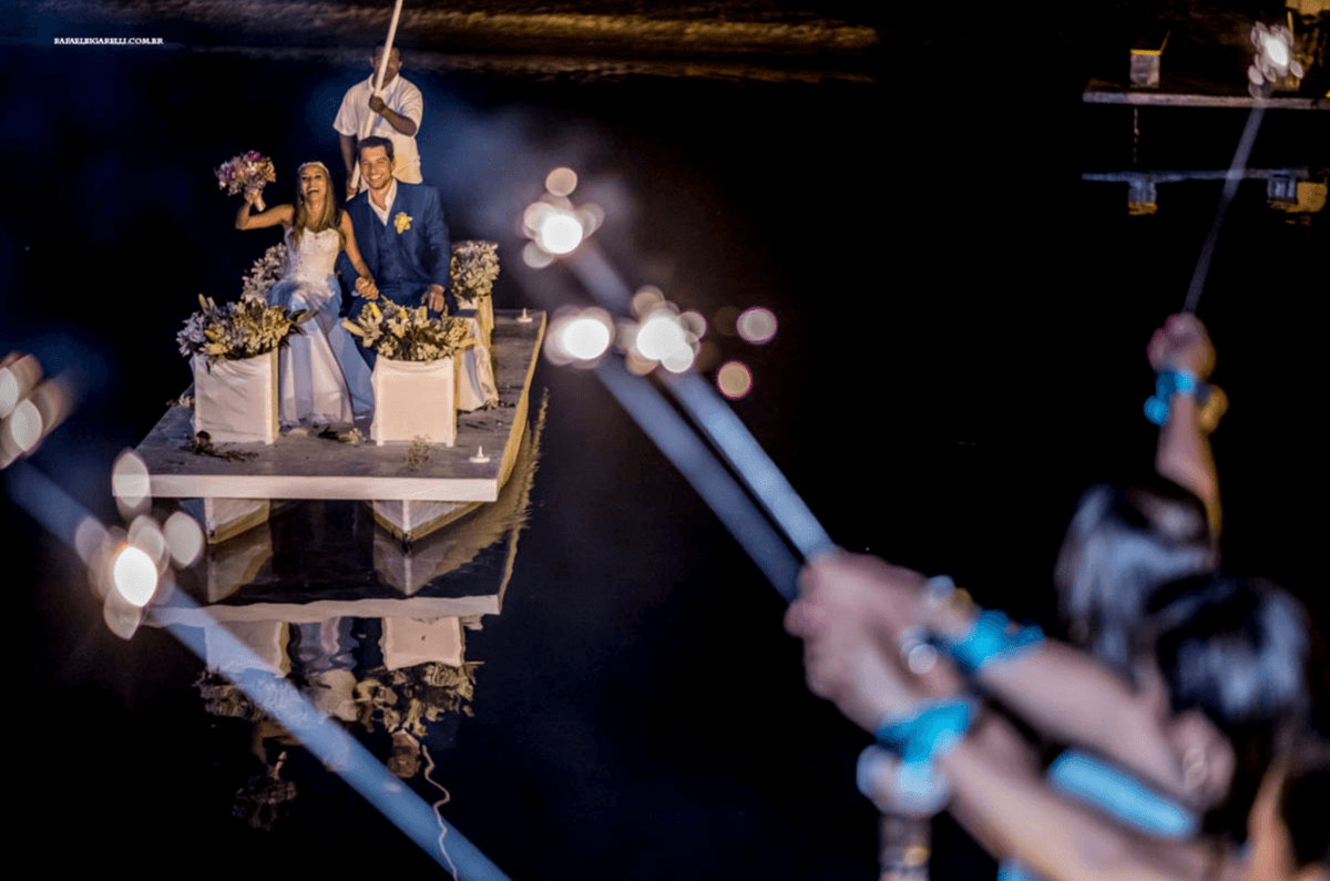 casamento na praia de itamambuca - litoral sp casamento pé na areia decoração noivos de barco cerimônia
