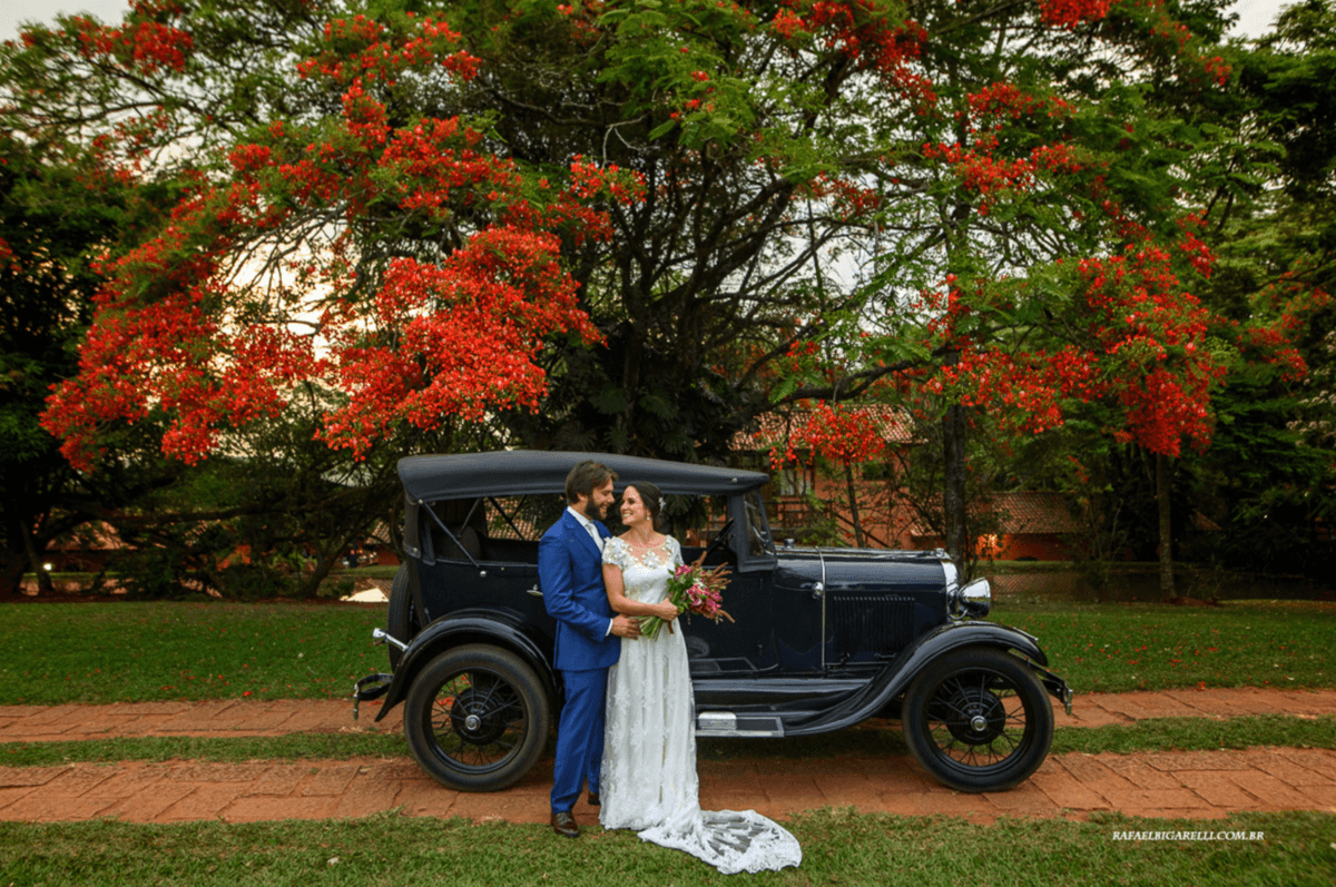 casal com carro de época cerimônia de dia por do sol onde casar no campo no interior de são paulo lugares para casar em sp fotografia rafael bigarelli