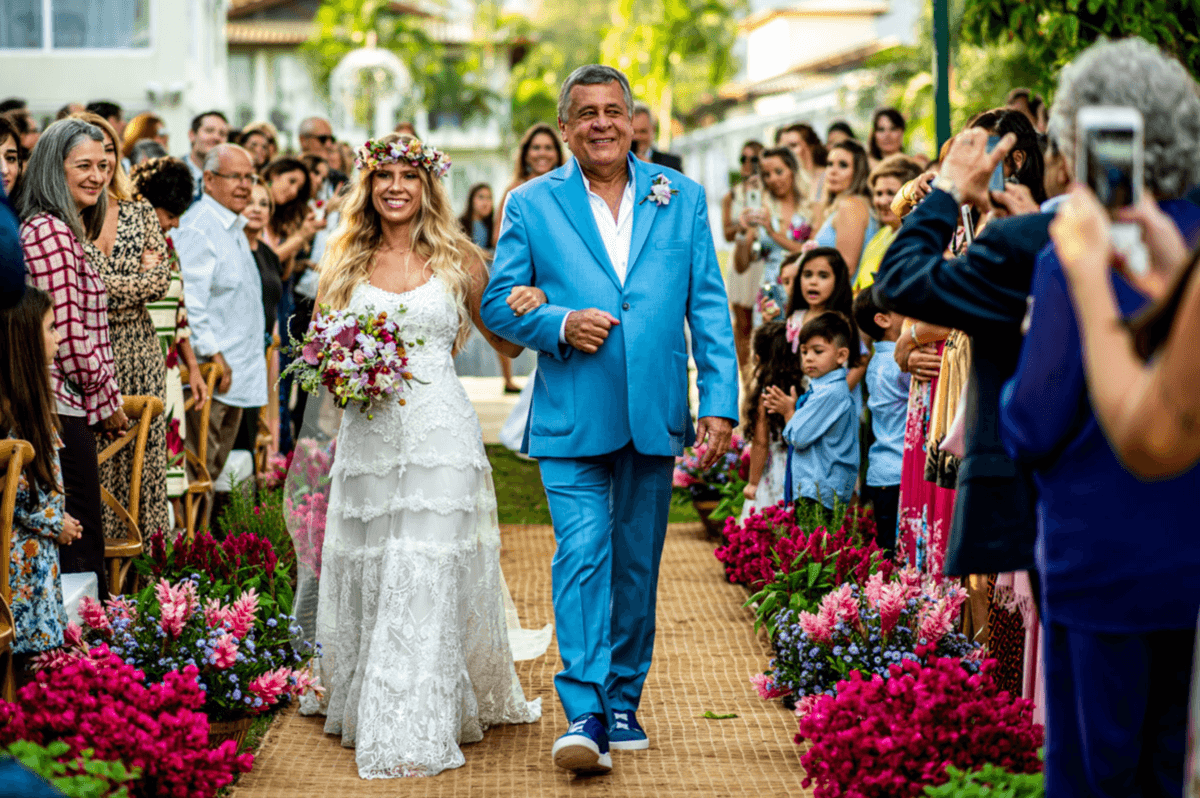 entrada da noiva vestido de noiva buquê de noiva pai da noiva traje azul vestidos de noiva casamento na praia traje para casar na praia litoral norte sp fotografia rafael bigarelli destination wedding