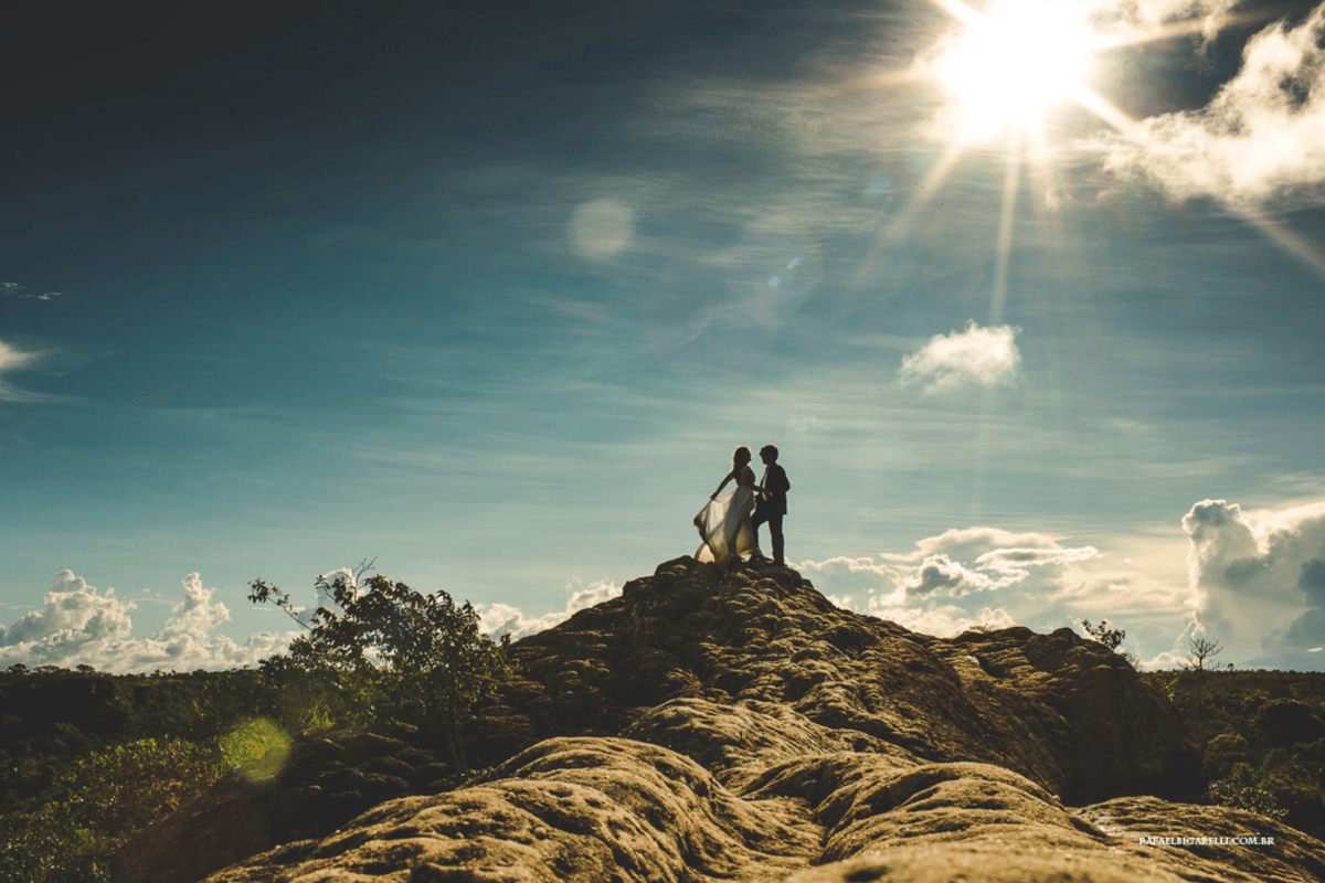 ensaio trash the dress chapada dos guimaraes mt fotografia rafael bigarelli noivos no topo do morro