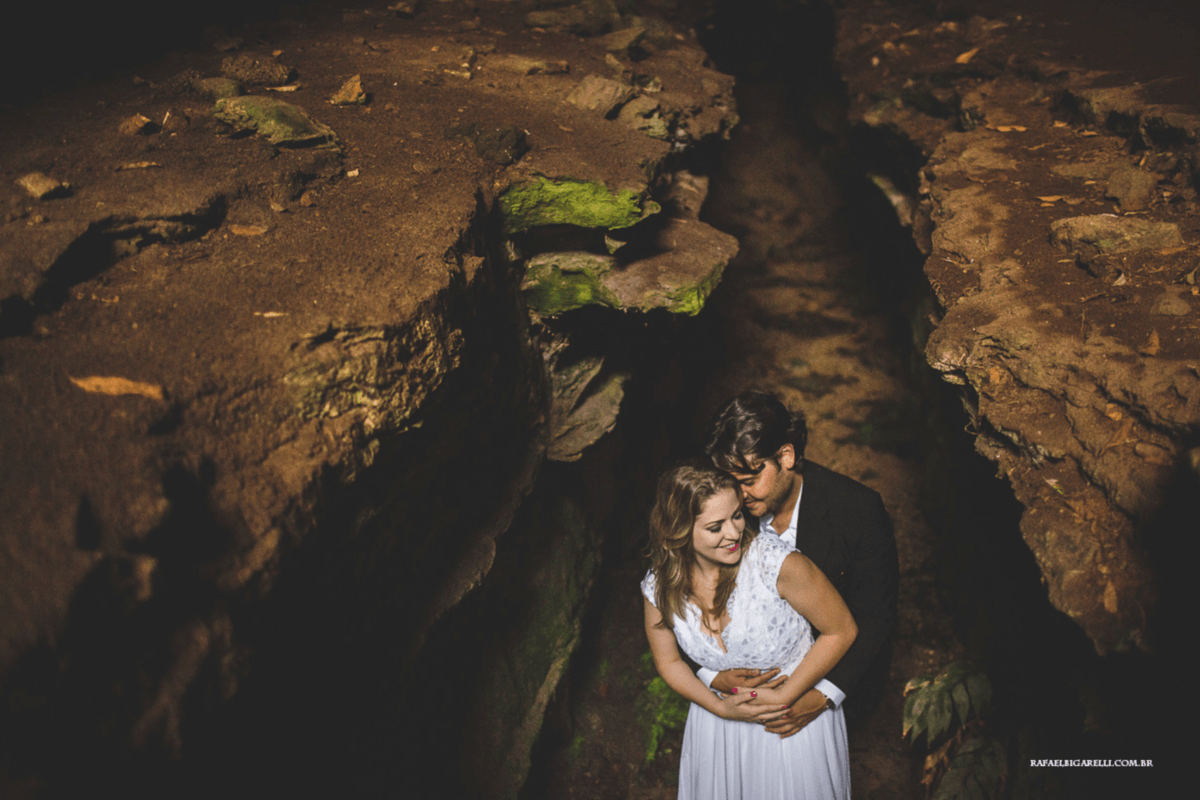 ensaio trash the dress chapada dos guimaraes mt fotografia rafael bigarelli noivos entre uma árvore