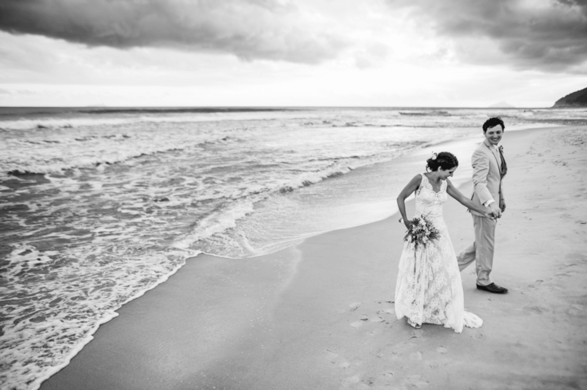 noivos na praia em casamento em maresias são sebastião sp