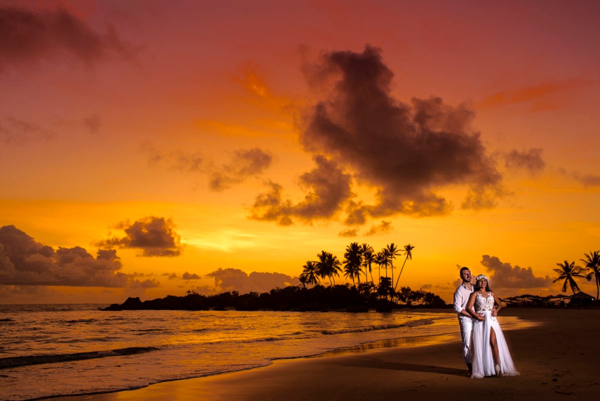 Elopment wedding com ensaio de pré casamento em morro de são paulo na Bahiano nascer do sol