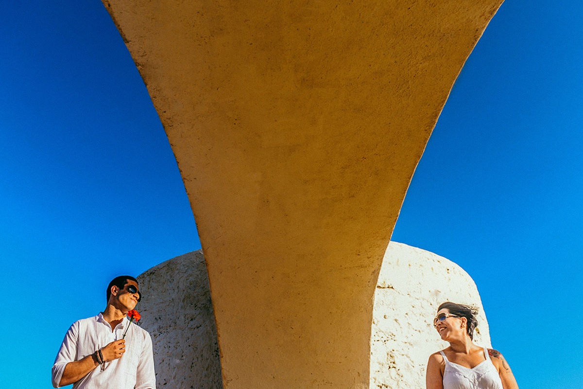 Foto casal elopment na praia com pé na areia em salvador na Bahia com ensaio de pré casamento