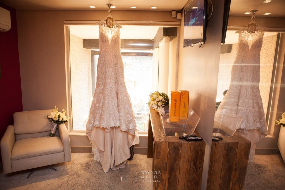 Foto do vestido da noiva no Dia da Noiva na Lutt & Kakau Lopes Beauty Space