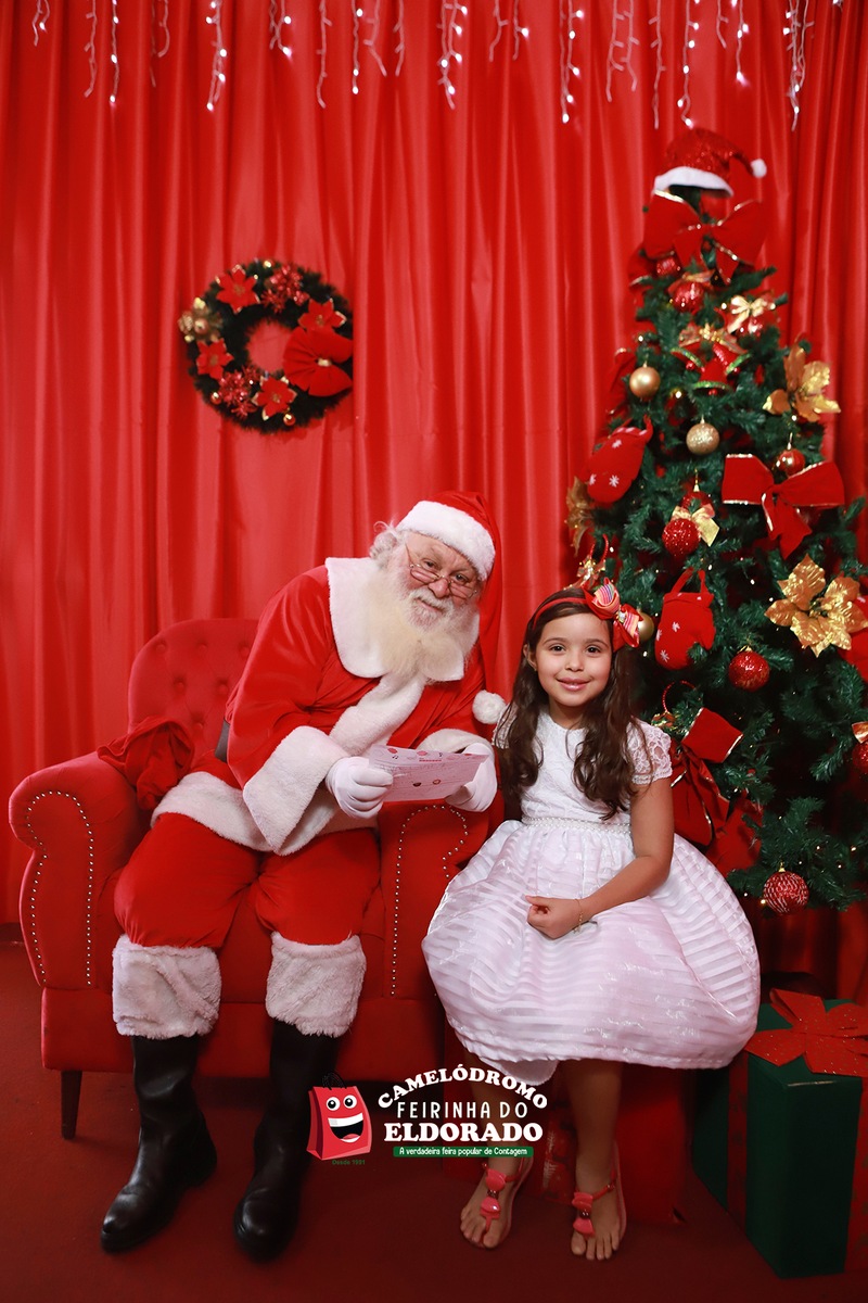 Papai Noel com Ana Luisa entregando a sua cartinha na Feirinha da Feira