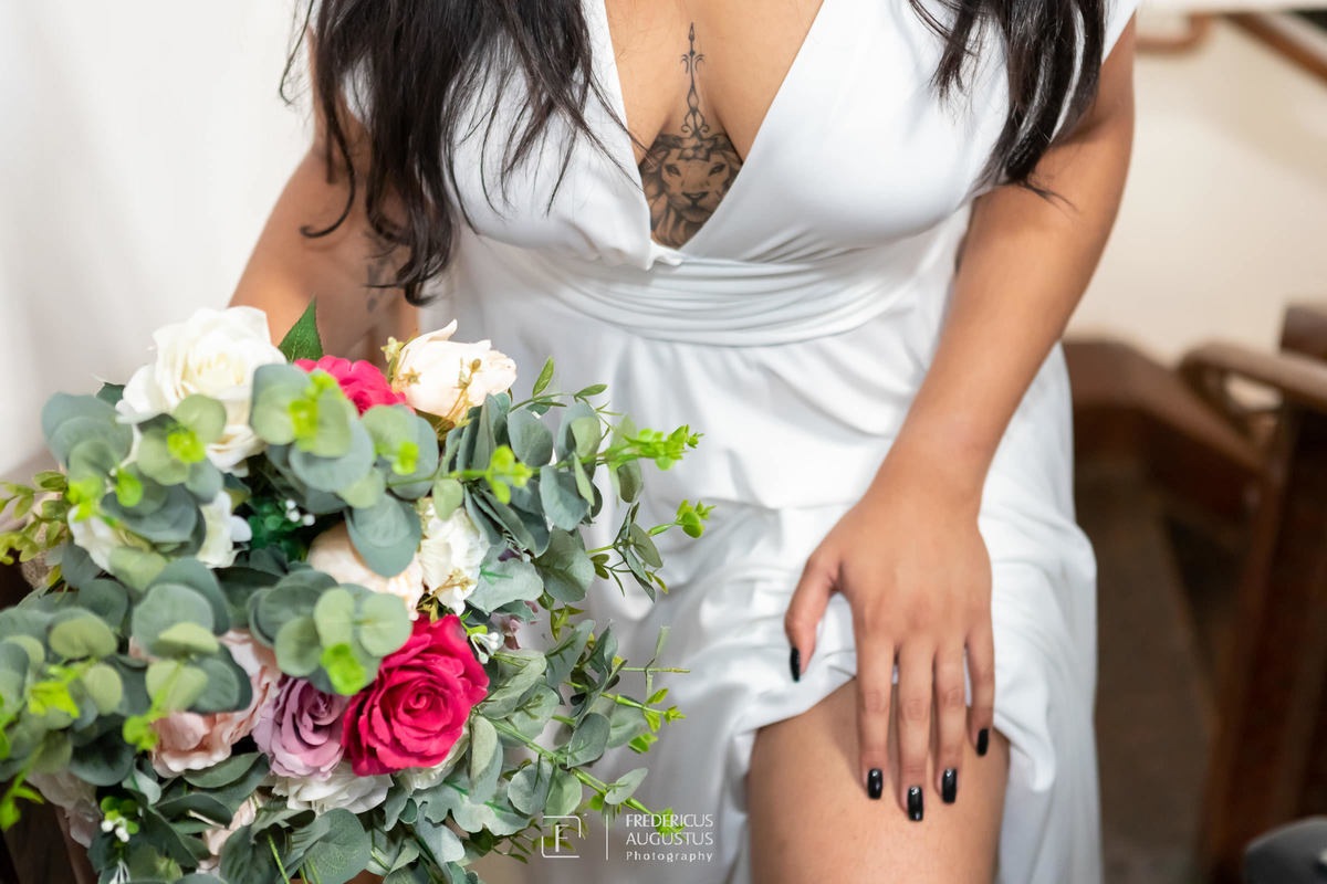 Renata com o seu buquê no pré casamento