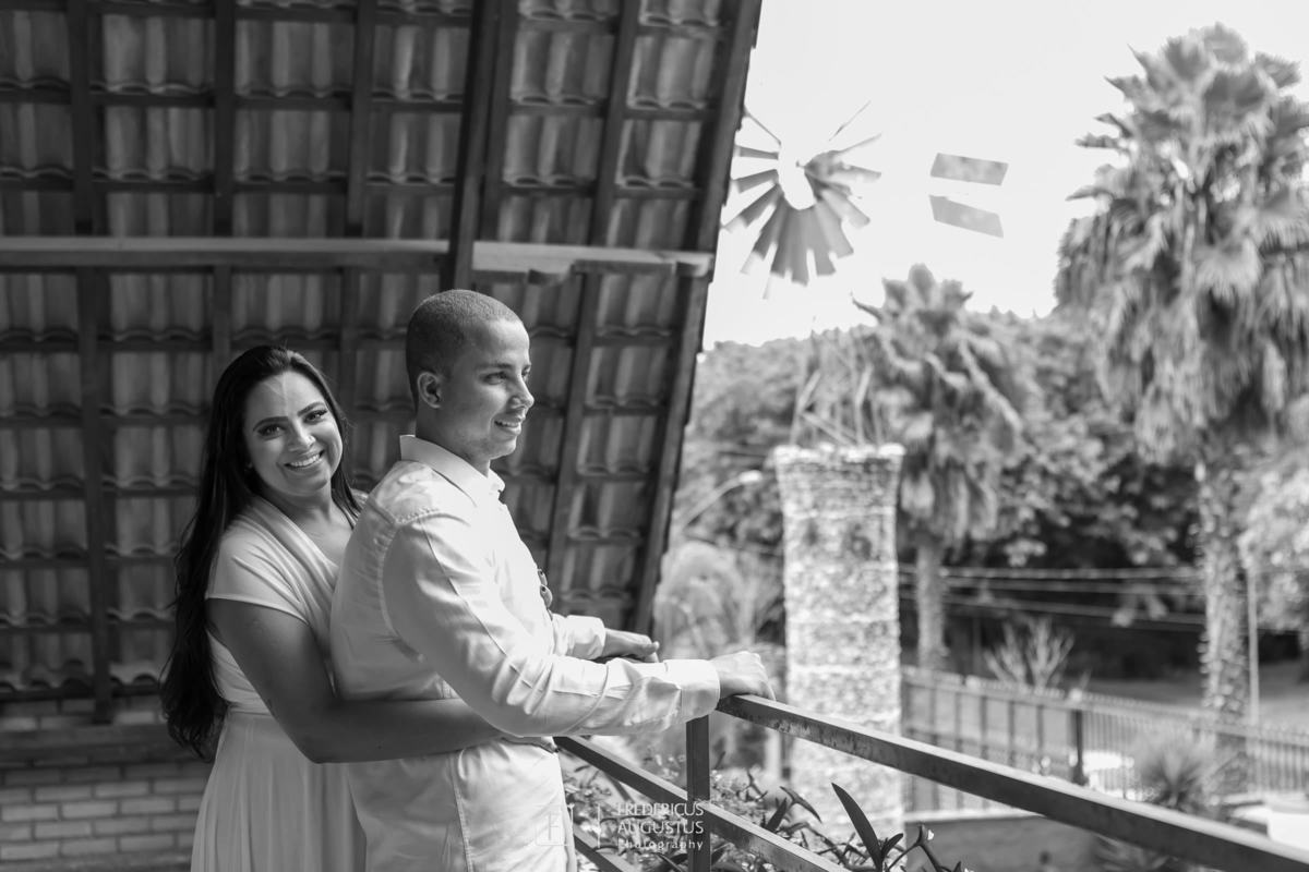 Renata e Guilherme na varanda do Chalé Pampulha