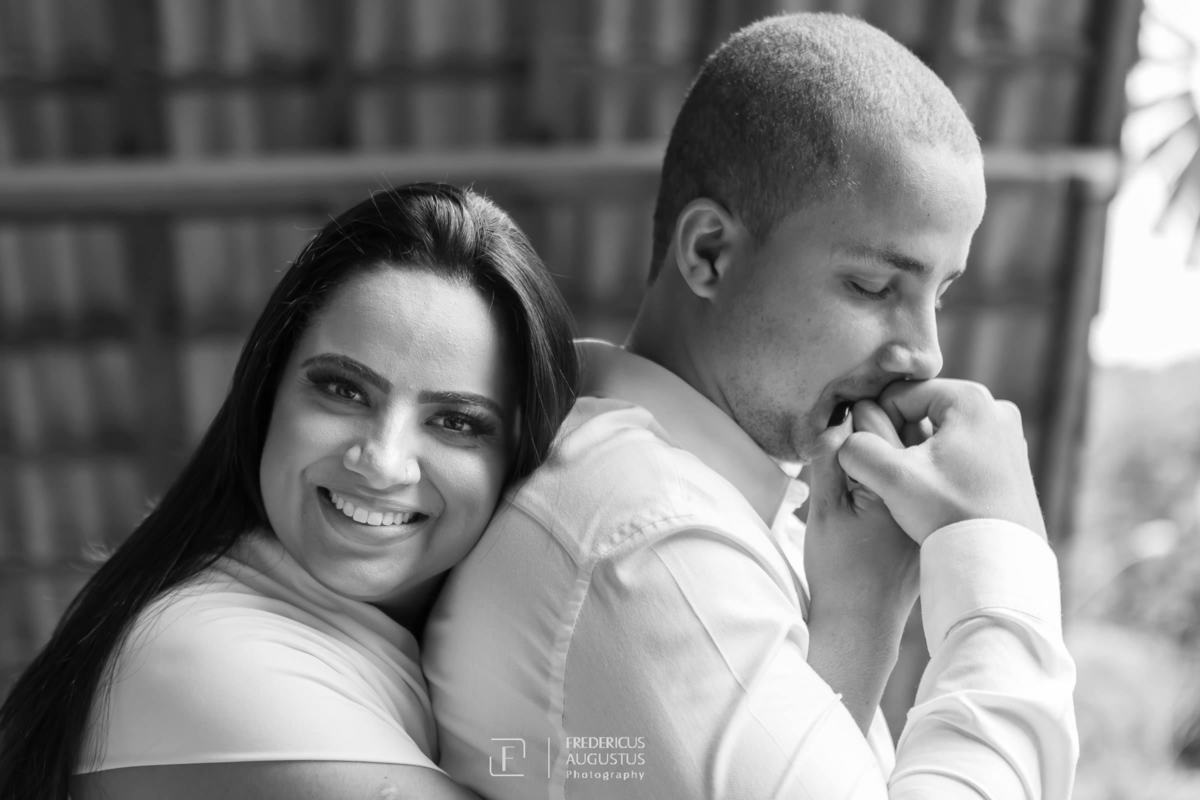 Renata abraçando o Guilherme no pré casamento no Chalé Pampulha