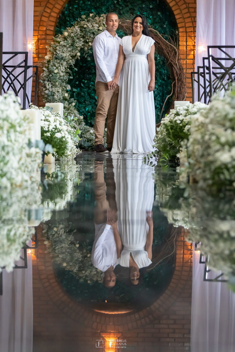 Renata e Guilherme no pré casamento na passarela espelhada no Chale Pampulha 