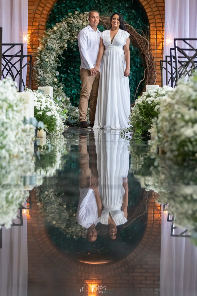 Renata e Guilherme no pré casamento na passarela espelhada no Chale Pampulha