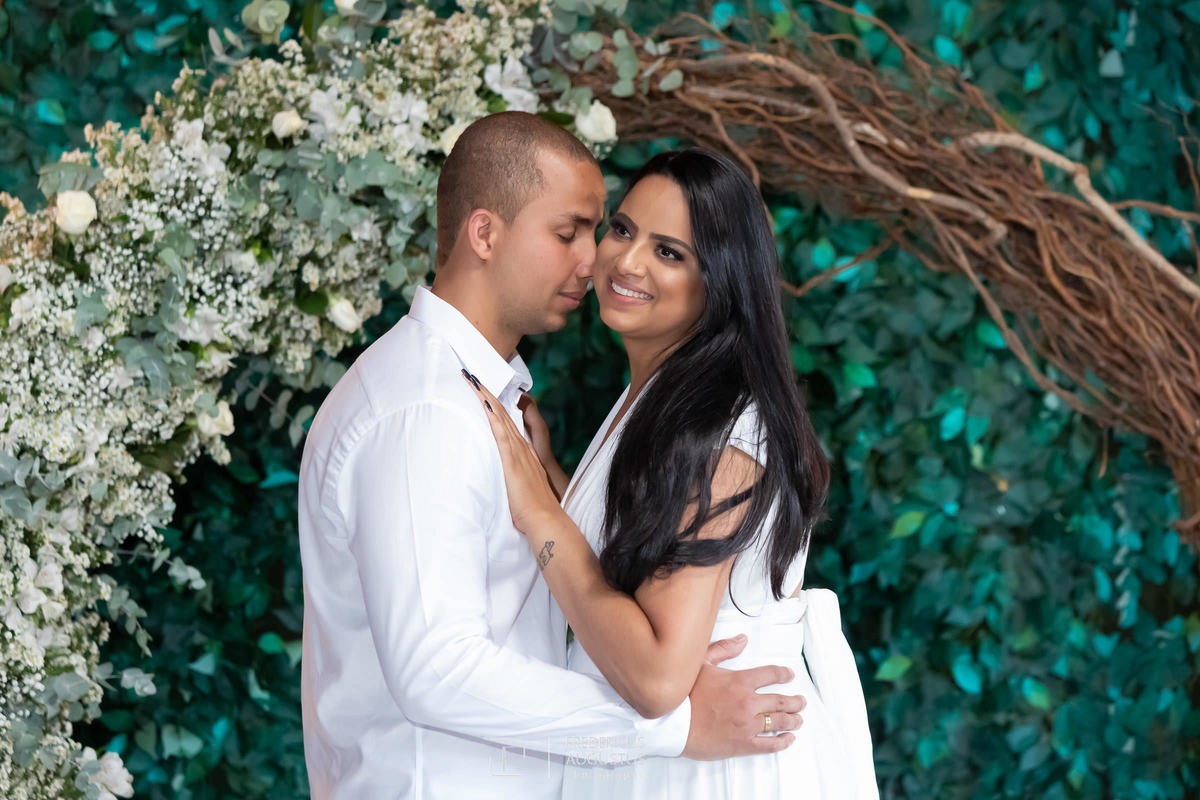Renata e Guilherme abraços no pré casamento no Chalé Pampulha