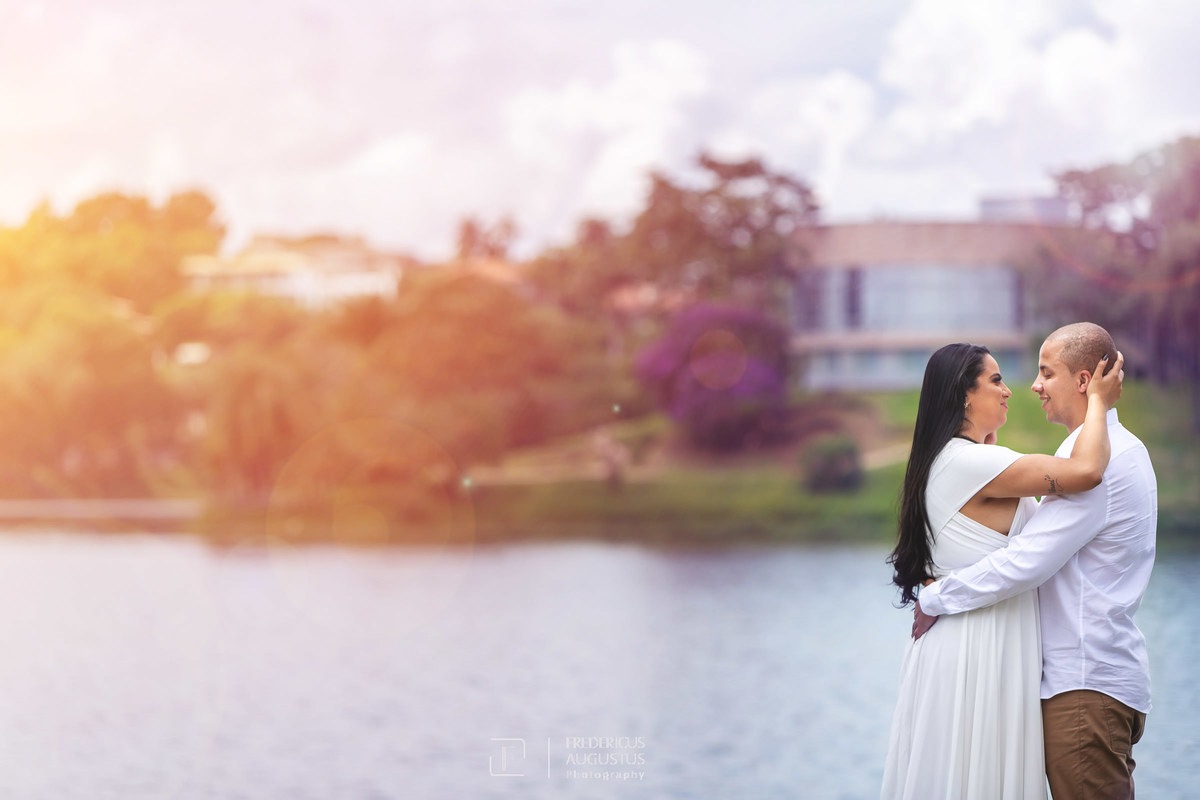 Pré Casamento do Guilherme e Renata tendo fundo os trações do belo projeto arquitetônico do Museu de Arte da Pampulha