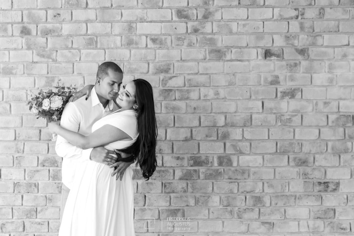 Guilherme abraçando a Renata com o seu buquê no pré casamento no Mallard