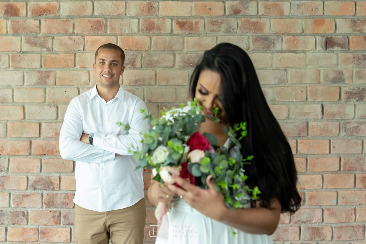 Renata apaixonada com o seu buquê no pré casamento no Mallard Recepções e Eventos
