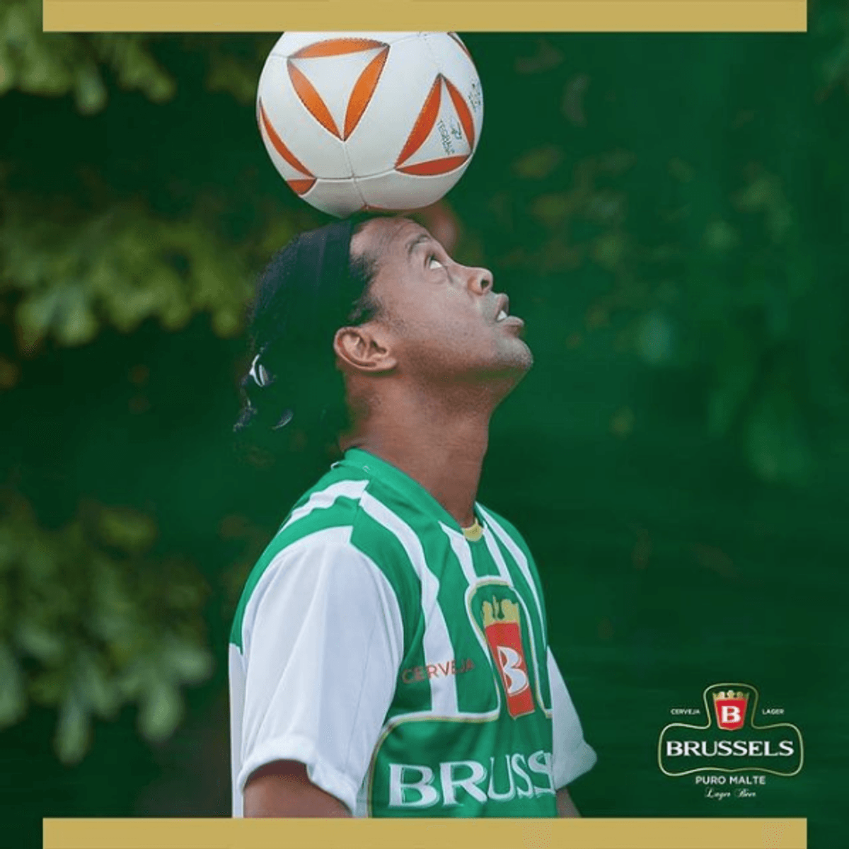 Fotografei Ronaldinho Gaúcho o garoto propaganda da Cerveja Brussels dominando a bola