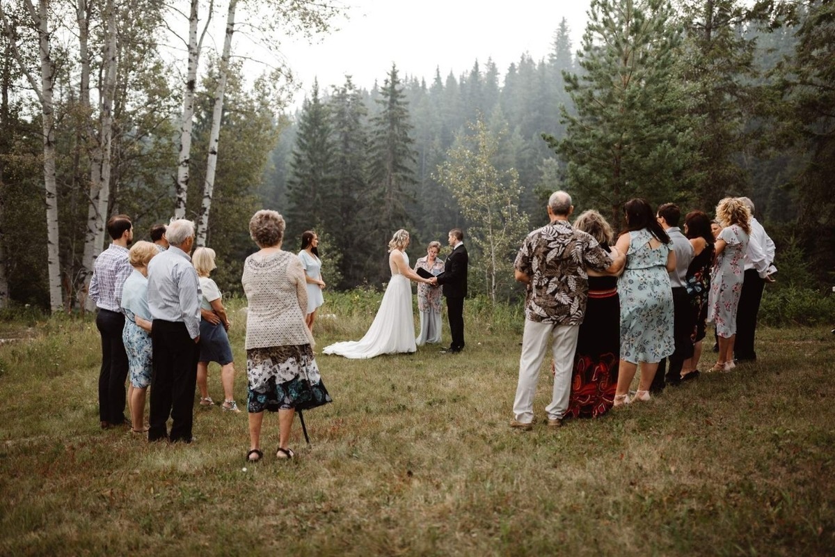 Cerimônia de casamento no campo.