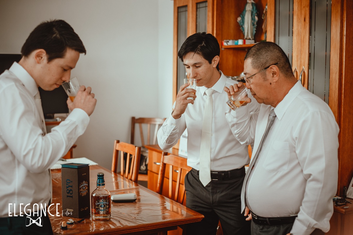 Noivo bebendo uisque com os padrinhos antes do casamento - making of