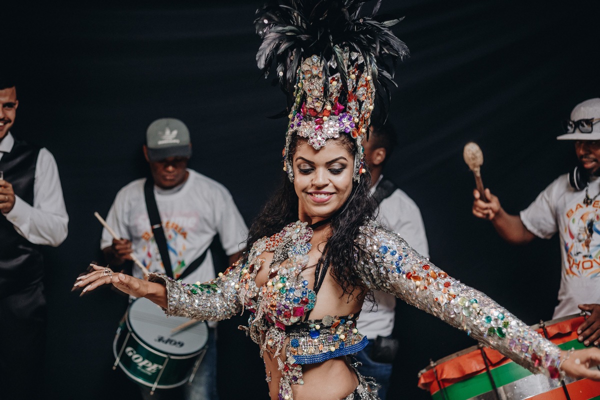 Passista da escola de samba dançando na festa de casamento