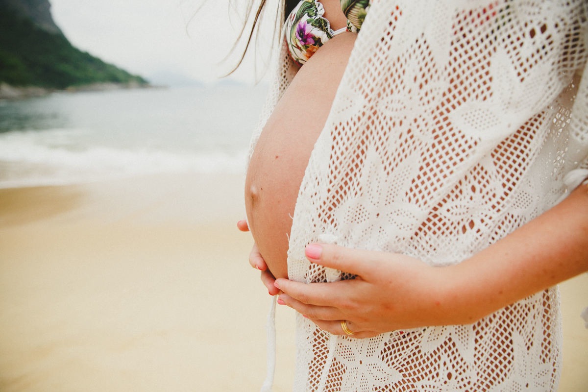 grávida fazendo carinho em sua barriga e conversando com seu bebê