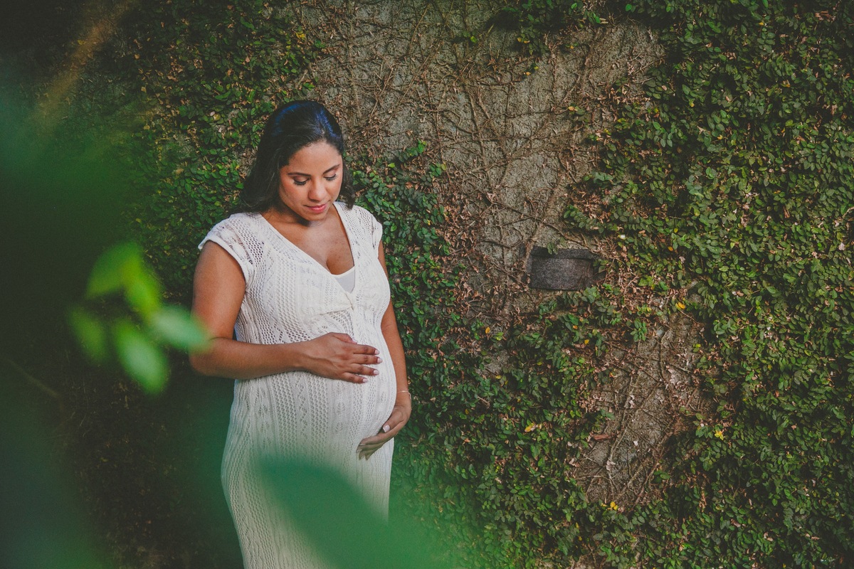 Mãe olhando para a barriga em um momento de bênção à sua bebê que está quase chegando