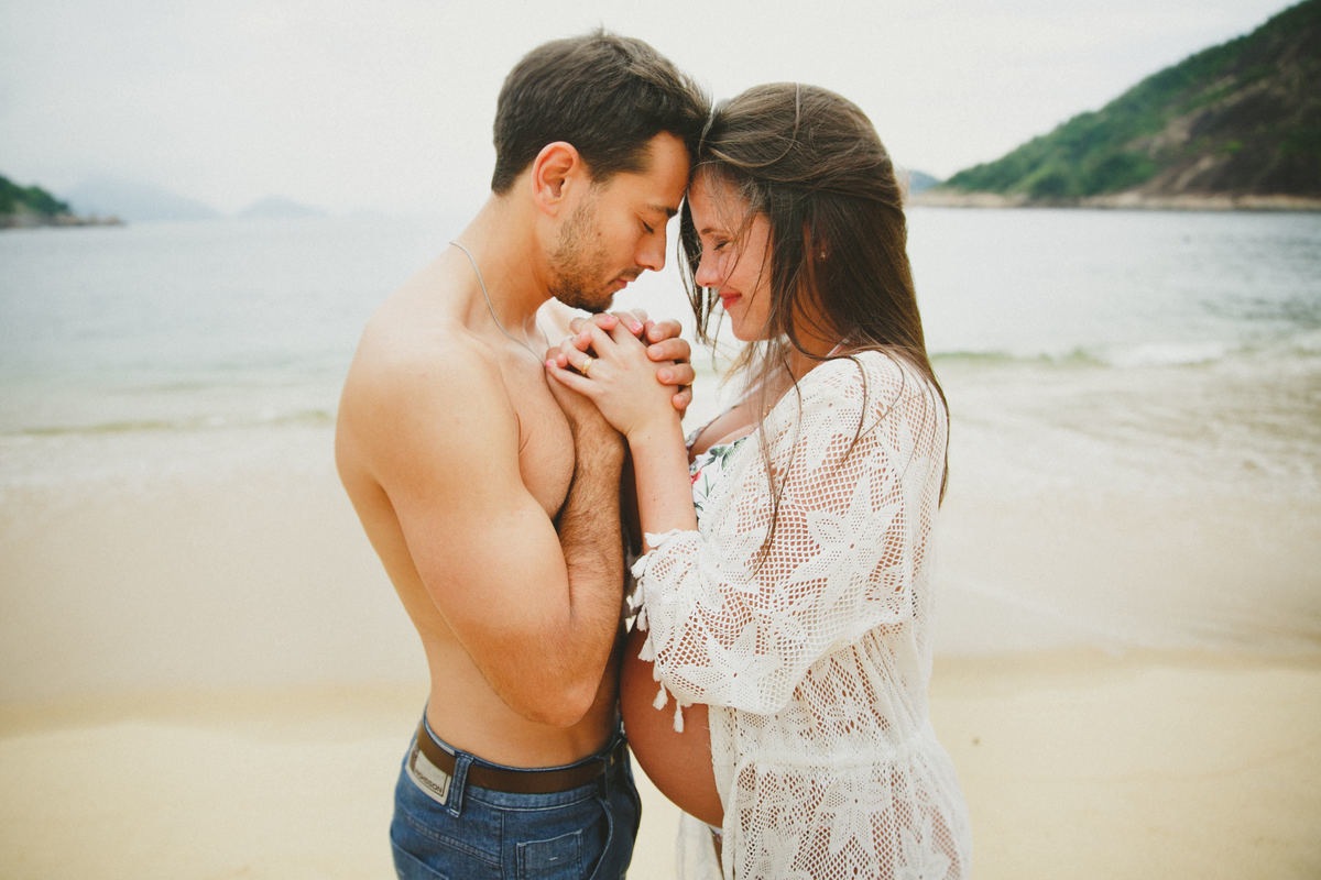 um casal que se ama verdadeiramente abençoando a chegada do seu primeiro filho