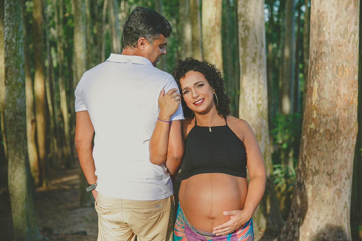Abraçando seu marido Marcelo, a grávida Carol esboça um sorriso leve e cheio de alegria