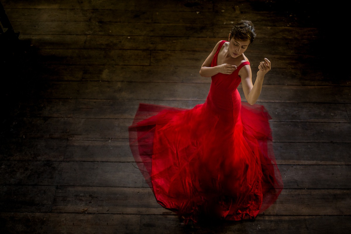 Retrato de uma moça com vestido vermelho.