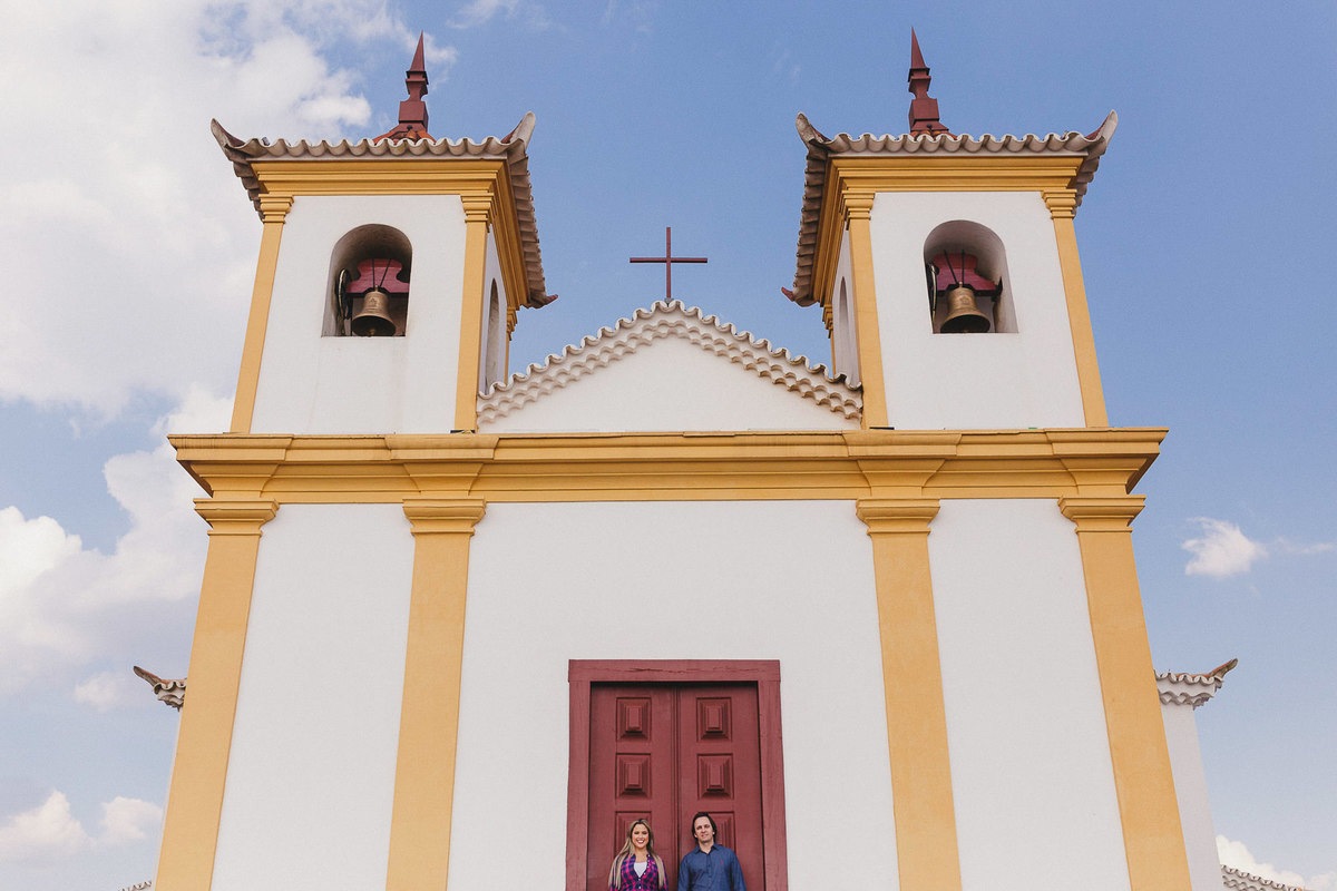 casal fazendo ensaio pre wedding para o casamento na serra da piedade