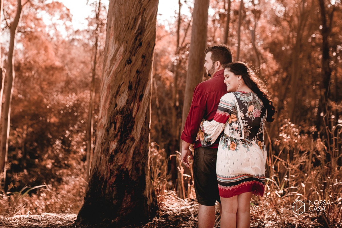 ensaio pre wedding casal na floresta no campo ao ar livre no por do sol em niterói rio de janeiro nossa casa estúdio fotografo de casamento