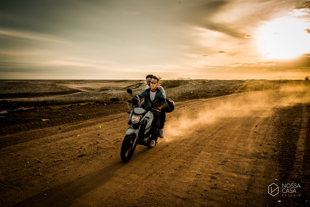 Ensaio pre casamenro wedding de casal na praia ao por do sol andando de moto radical ao ar livre niterói maricá rio de janeiro