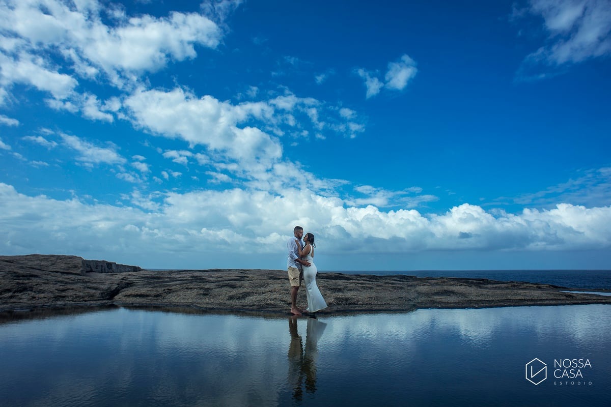 ensaio de casal externo na floresta ao por do Sol de tarde no bosque no verão pré casamento em niterói rio de janeiro na praia em Itacoatiara