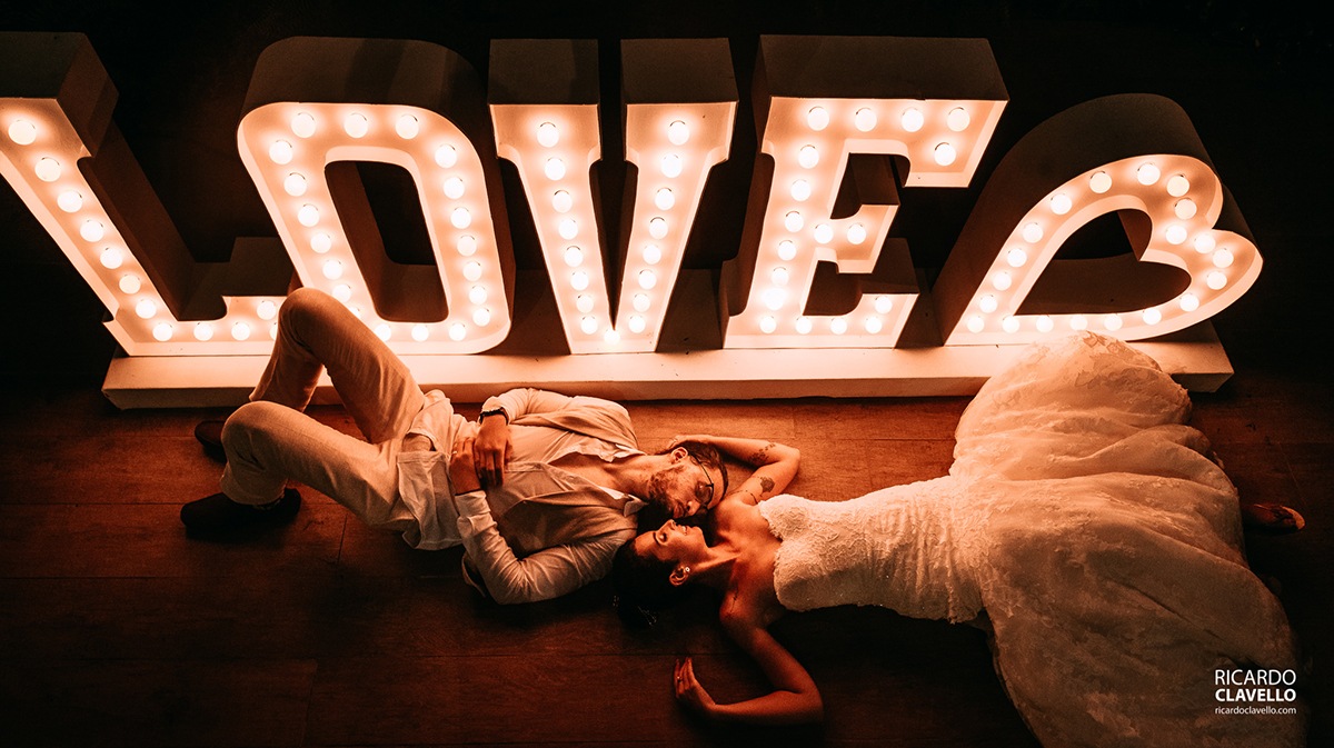 letreiro LOVE, placa LOVE, organização do casamento, noivos felizes, fotografia de casamento rj, fotografia de casamento jf, fotografo de casamento jf, fotografo de casamento rj