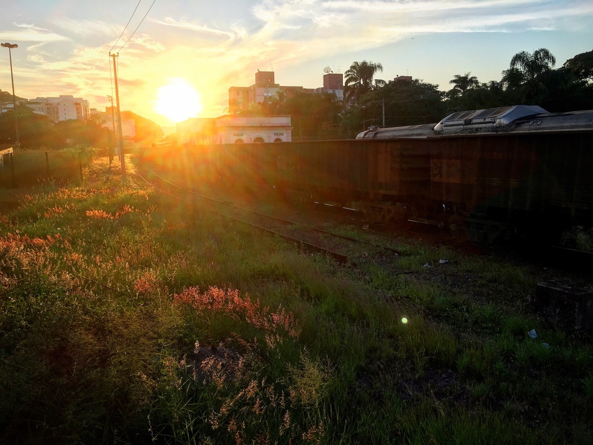 Por do sol na estação do Museu Mariano Procópio