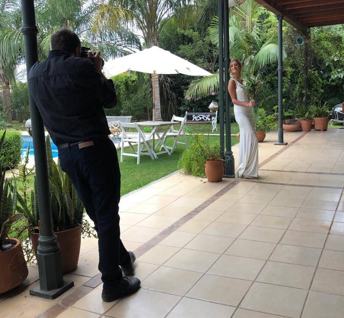 El fotógrafo de bodas de Roldán Cristian Moriñigo fotografiando a una novia en el Salón de Fiestas Terranova