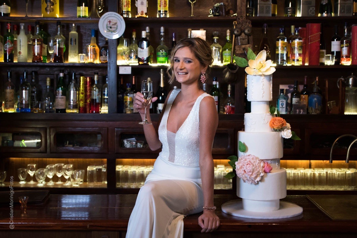 Novia en la barra del salon Terranova de San Jerónimo al lado de la torta hecha por Lo De Anita